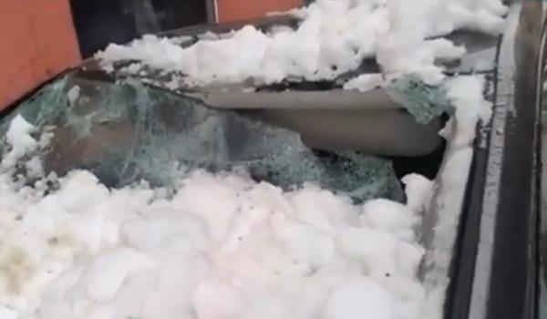 În Hunedoara și Alba, mai mulți șoferi s-au trezit cu mașinile avariate de zăpada căzută de pe blocuri