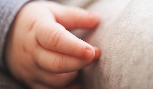 Maria s-a născut cu o malformaţie gravă şi şansa ei la viață normală înseamnă o operație în străinătate