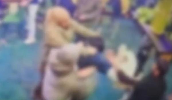 Patru nepalezi beţi s-au luat la bătaie într-un bar din Bucureşti