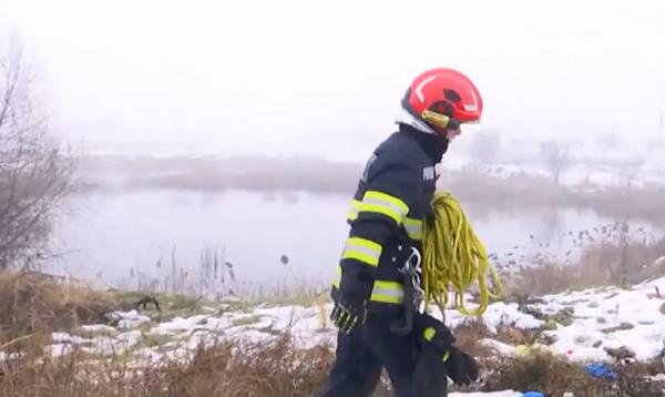 Un bărbat din Turda s-a dus în mijlocul unui lac îngheţat să prindă raţe. Misiune grea pentru pompieri