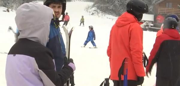 Cât costă o zi de schi în Poiana Braşov. Preţul pe care trebuie să-l plătească turiştii
