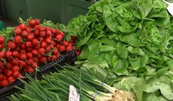 Primele verdeţuri româneşti au apărut la tarabe. Cât ne costă coşul de cumpărături în piaţă