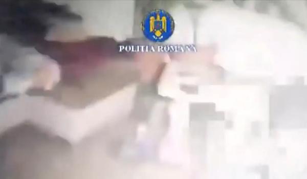 Momentul în care doi polițiști salvează un bărbat prăbuşit pe podea dintr-o locuință cuprinsă de fum, în Dolj