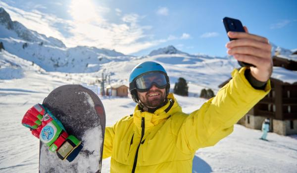 Unde se face cel mai bun selfie de iarnă? Turiştii de pe Valea Prahovei continuă căutarea