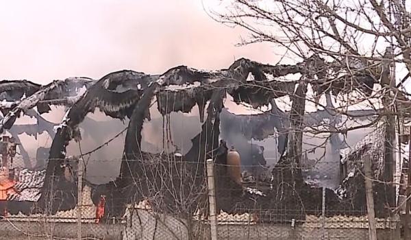 Un atelier de sere din judeţul Mureş, cuprins de flăcări. Clădirea a ars din temelii în câteva minute