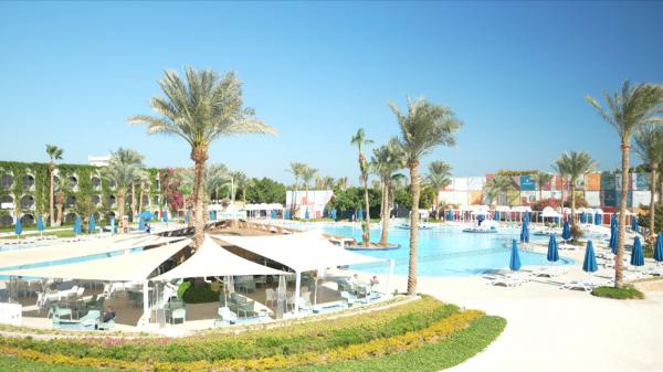 Destinația de vacanţă cu resorturi all inclusive şi plajă printre palmieri care atrage tot mai mulți români