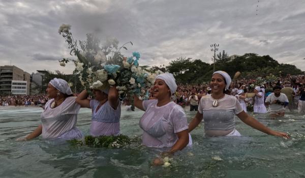 Mii de brazilieni au adus ofrande zeiţei mării pe plajele din Rio de Janeiro