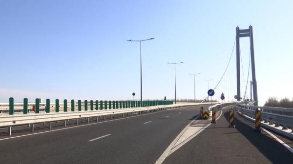 Restricții de circulație pe podul peste Dunăre de la Brăila din cauza tasărilor apărute sub o rampă de acces