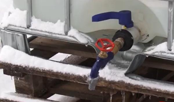 Gerul agravează criza apei din Curtea de Argeş. Rezervoarele aduse pentru populație au îngheţat