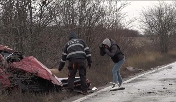 Un şofer a murit pe DN1D după ce a pierdut controlul volanului şi a lovit două camioane