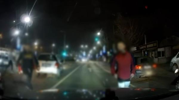 Un bărbat şi fiul său de 14 ani, reţinuţi de poliţişti după o bătaie în trafic. Un al treilea agresor, căutat