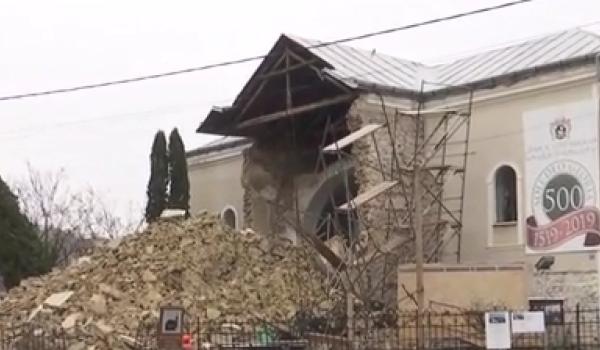 Anchete după prăbușirea turnului bisericii din Cehu Silvaniei. Proiectant: În ziduri au apărut recent fisuri