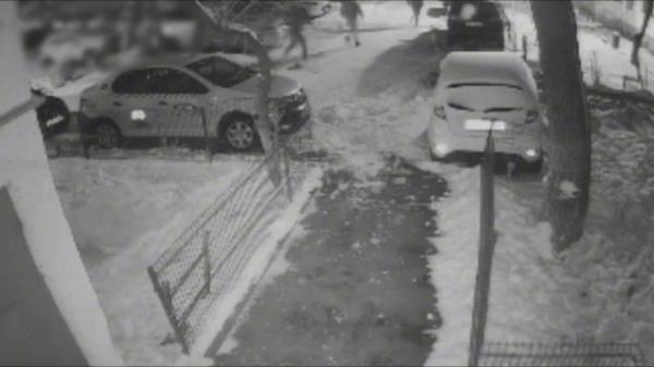 Livrator nigerian, tâlhărit de 3 tineri din Bucureşti pentru 200 de lei. Agresorii, prinşi de poliţie