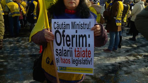 1.000 de profesori au protestat în faţa Guvernului. Ameninţă cu grevă generală în perioada examenelor