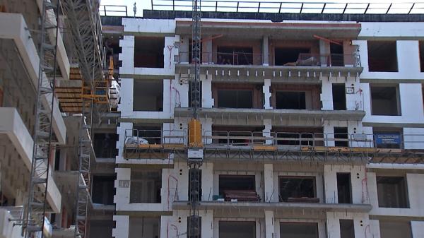 Un bloc de 9 etaje, construit ilegal, blochează o instalație NATO în România