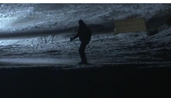 Schi nocturn în Postăvarul, complet gratuit. Cât costă să închiriezi echipamentul