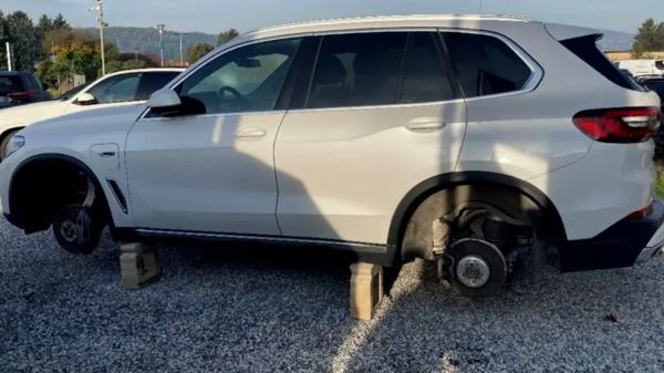 Mercedesuri și BMW-uri, lăsate pe butuci de 5 români în Austria. Le demontau roțile și le trimiteau în țară