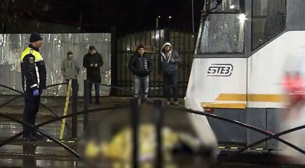 Bărbat de 70 de ani, lovit mortal de tramvai în Sectorul 2. Ar fi sărit gardul de protecție