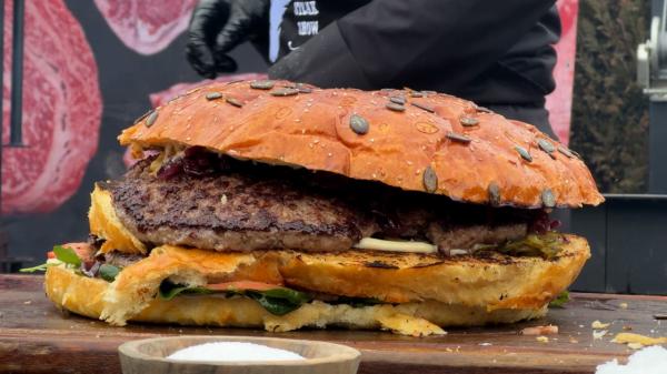 Burger de 5 kg şi parizer pane, vedetele unui show culinar inedit din Bucovina