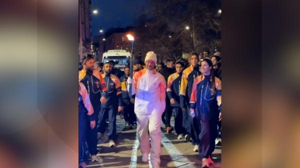 Cristi Chivu a purtat flacăra olimpică pe străzile din Milano. Fanii s-au înghesuit să facă poze