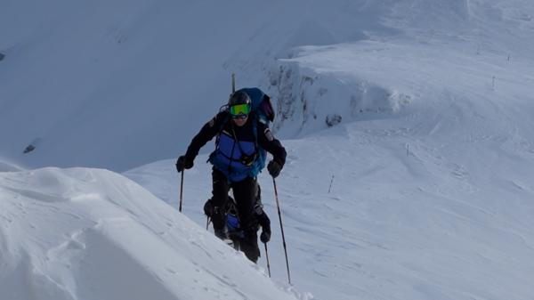 Românii care trăiesc jumătate de an la cea mai înaltă aşezare. Au 8 luni de iarnă şi fac 6 ore până la "birou"