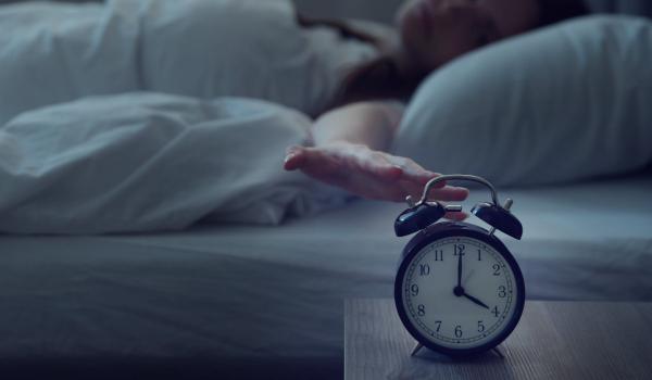 Unul din cinci români doarme sub 5 ore pe noapte. Ce risc major ascunde acest obicei