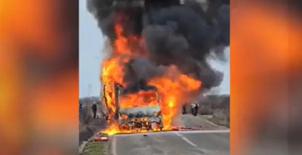 Camionetă cuprinsă de flăcări în Caraș-Severin. Norul negru de fum, vizibil de la kilometri distanţă