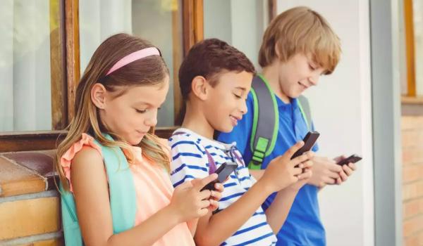 Cum să reducem dependența copiilor de reţelele sociale. Psiholog: "Rezolvarea stă în mâinile părinților"