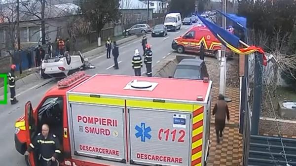 O femeie a ajuns la spital în Olt, după ce şoferul maşinii s-a lovit de un cap de pod şi s-a răsturnat