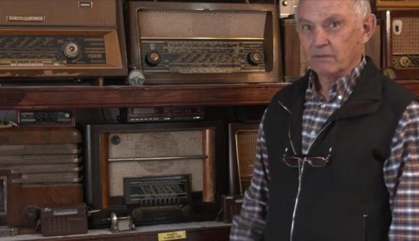 Radiouri din 1939, readuse la viață într-o locuință din Apuseni. Povestea impresionantă a lui Liviu Mic