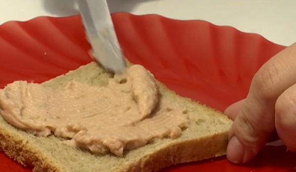 "Fierb nişte crenvurşti sau mă opresc repede la patiserie". Pericolul ascuns din alimentele ultraprocesate