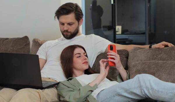 Viaţa, trăită mai mult pe telefon decât în realitate. Cum arată dependenţa zilnică de ecrane