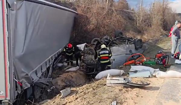 Filmul accidentului de pe DN6. Un tată şi cei doi copii minori, spulberaţi de un TIR intrat pe contrasens