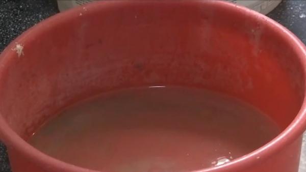 Apartamente inundate după reabilitarea termică. În unele blocuri din Galați plouă până la parter