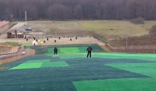 Vacanţa a venit cu distracţie pentru cei mici. Cum învață copiii să schieze pe pârtia sintetică din Arcani
