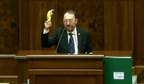 Circ cu banane în Parlament la votarea moţiunilor. Un senator PSD l-a trimis pe Bolojan să caute altă coaliţie