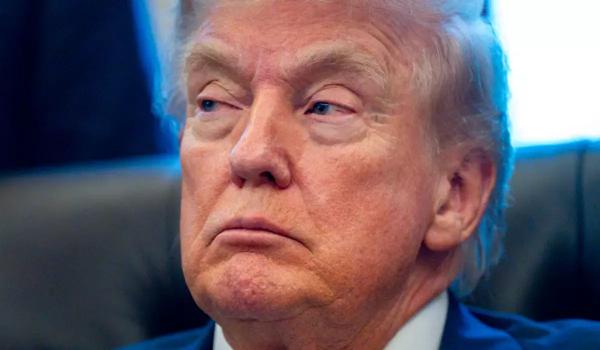 Dosarul Epstein: peste 1.000 de oameni lucrează să ascundă numele lui Trump din milioanele de documente