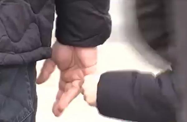 O mamă, obligată să plătească pensie alimentară tatălui pentru că fetiţa de 8 ani nu vrea să-l vadă pe bărbat