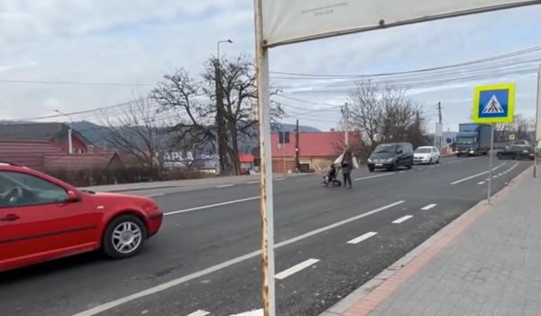 Au asfaltat trecerea de pietoni şi nu au mai trasat liniile. Nepăsarea muncitorilor a făcut deja o victimă