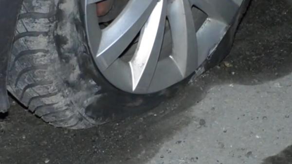 DN6, un pericol pentru șoferi. Mai multe mașini avariate, din cauza gropilor apărute pe carosabil