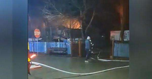 Copil de trei ani, cu arsuri grave după ce casa familiei a fost cuprinsă de flăcări, în Iaşi