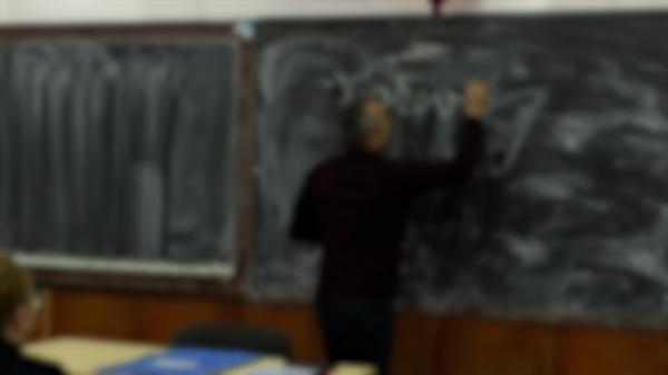 Profesor din Baia Mare, acuzat de viol. Şi-ar fi atras elevele într-un "ordin cavaleresc" şi le-ar fi abuzat