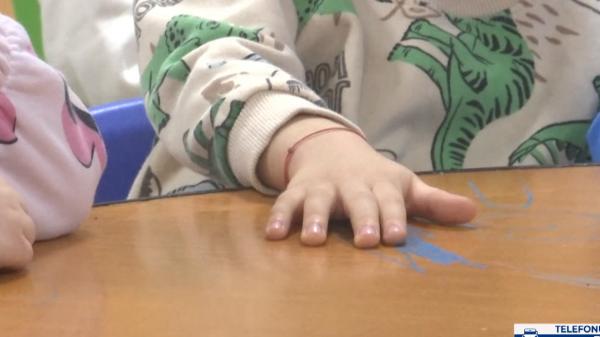 Băieţel de 3 ani, "educat" cu lovituri la o creşă din Brăila, acuză părinţii. Val de anchete după reclamaţii