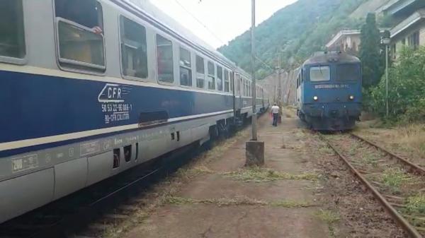 Zeci de trenuri, anulate sau cu program modificat. Călătorii vor merge cu microbuzele 25 km