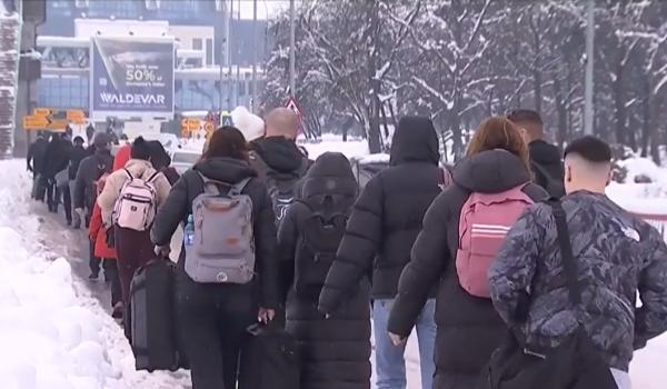 "Eveniment unic" la Otopeni: 16 curse anulate de ninsori. "Cu vremea nu te pui"