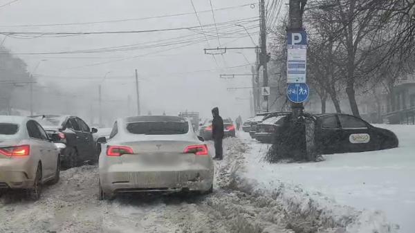 "Două maşini excelente, Tesla şi BMW". Doi şoferi din Galaţi, rămaşi blocaţi: maşinile au patinat sever