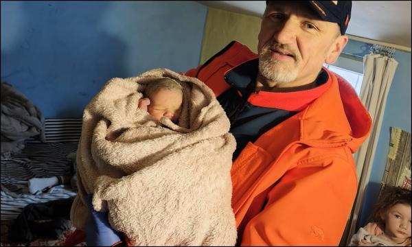 O tânără din Iaşi a născut acasă, după ce ambulanţa care venise să o preia a rămas blocată în zăpadă