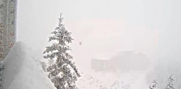 Vremea rea a pus stăpânire pe întreagă Europă. Inundaţii în Franţa şi avalanşe în Alpi