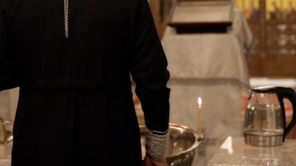 Un preot din Dej, cu brățară de monitorizare sub sutană după ce și-a terorizat fosta amantă