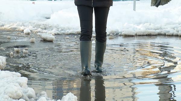 Opţiunile bucureştenilor a doua zi după ninsori: gheaţă sau bălţi